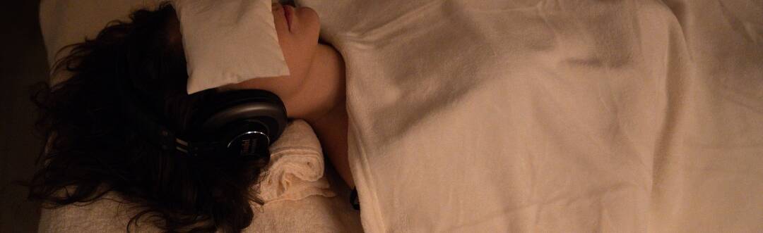 Opplev maksimal avslapning med WELNAMIS – et nyskapende akustisk og vibrasjonsbasert terapisystem som reduserer stress, styrker mental klarhet og gjenoppretter din indre balanse på en enkel måte, helt uten behov for terapeut.