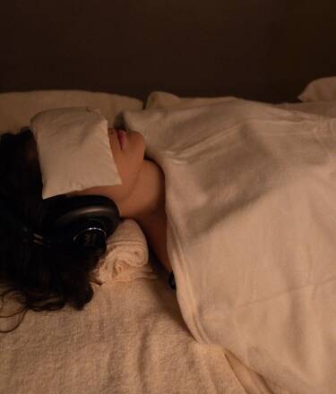 Oplev den ultimative afslapning med WELNAMIS – et innovativt akustisk og vibrationsbaseret terapisystem, designet til at reducere stress, styrke mental klarhed og genskabe din indre balance helt ubesværet og uden behov for en terapeut.