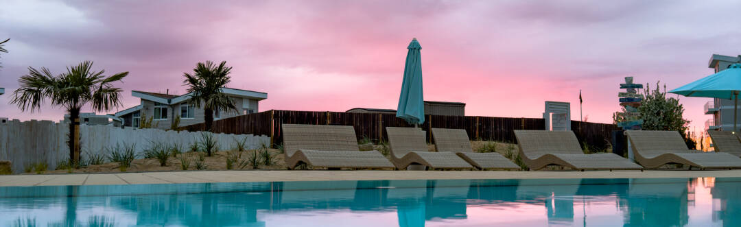 Svøm året rundt i oppvarmede innendørs- og utendørsbassenger med havutsikt.