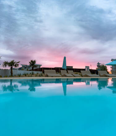 Ganzjährig schwimmen – in beheizten Innen- und Außenpools mit Blick auf die Ostsee.