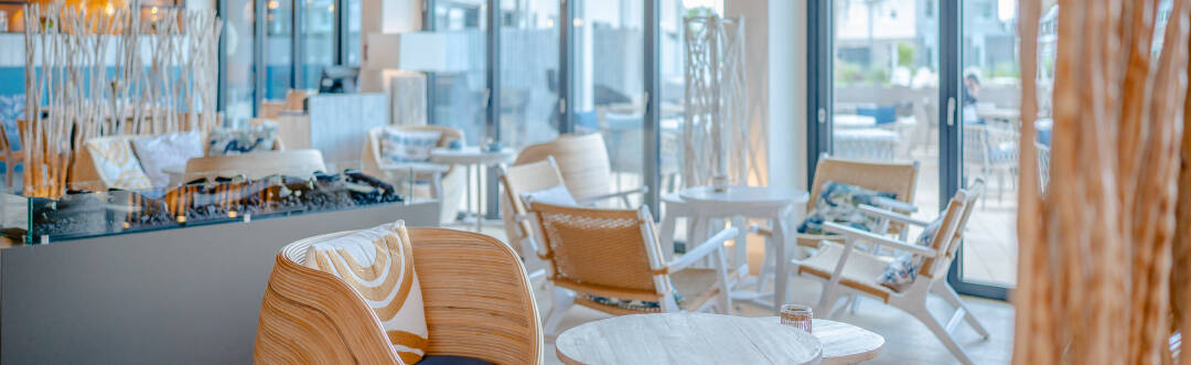 Slowdown Bottsand Hotel & Spa tilbyder en 3 retters menu i den stilfulde og lyse restaurant SunDown Restaurant. Du kan også få en drink i SlowWave Bar.