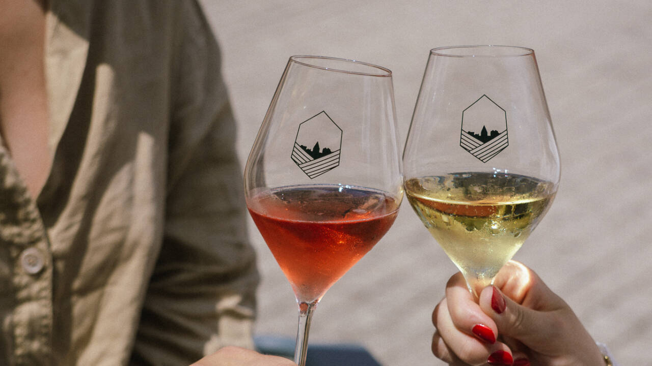 Nyt hotellets egen champagneproduksjon for en unik og ekte smak av regionen.