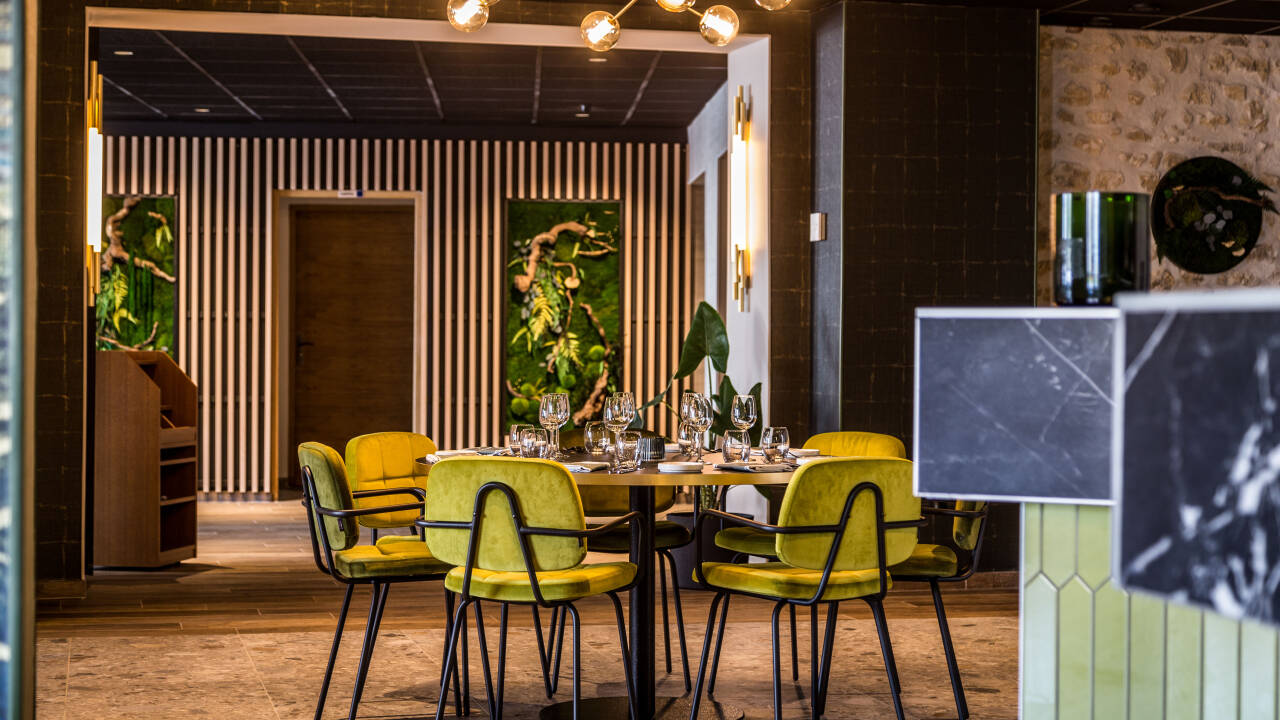 Hotellets Terre de Craie-restaurant byr på raffinert mat, kombinert med lokale smaker og champagne i Le Balthazar bar.