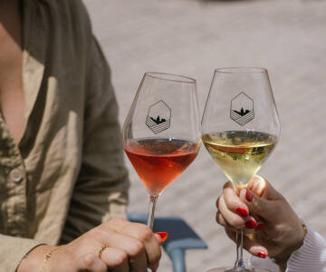 Genießen Sie den hauseigenen Champagner des Hotels – für ein einzigartiges und authentisches Geschmackserlebnis der Region.