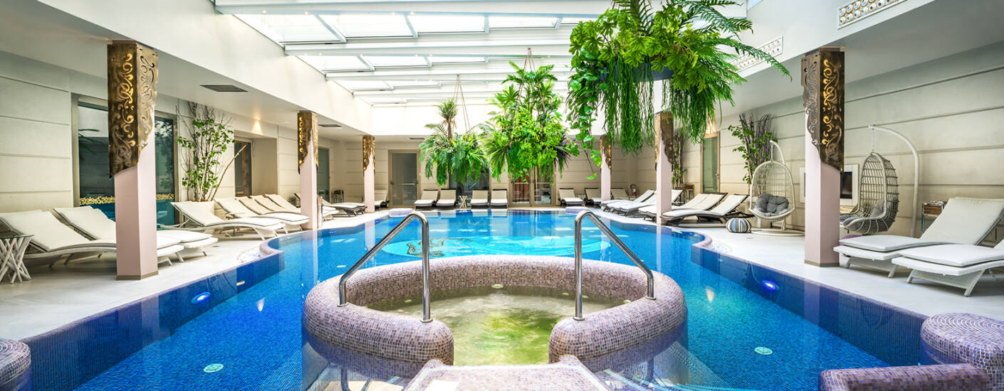 Unwind in a 1,800 m² wellness area featuring thermal and saltwater pools, a whirlpool and relaxation spaces.