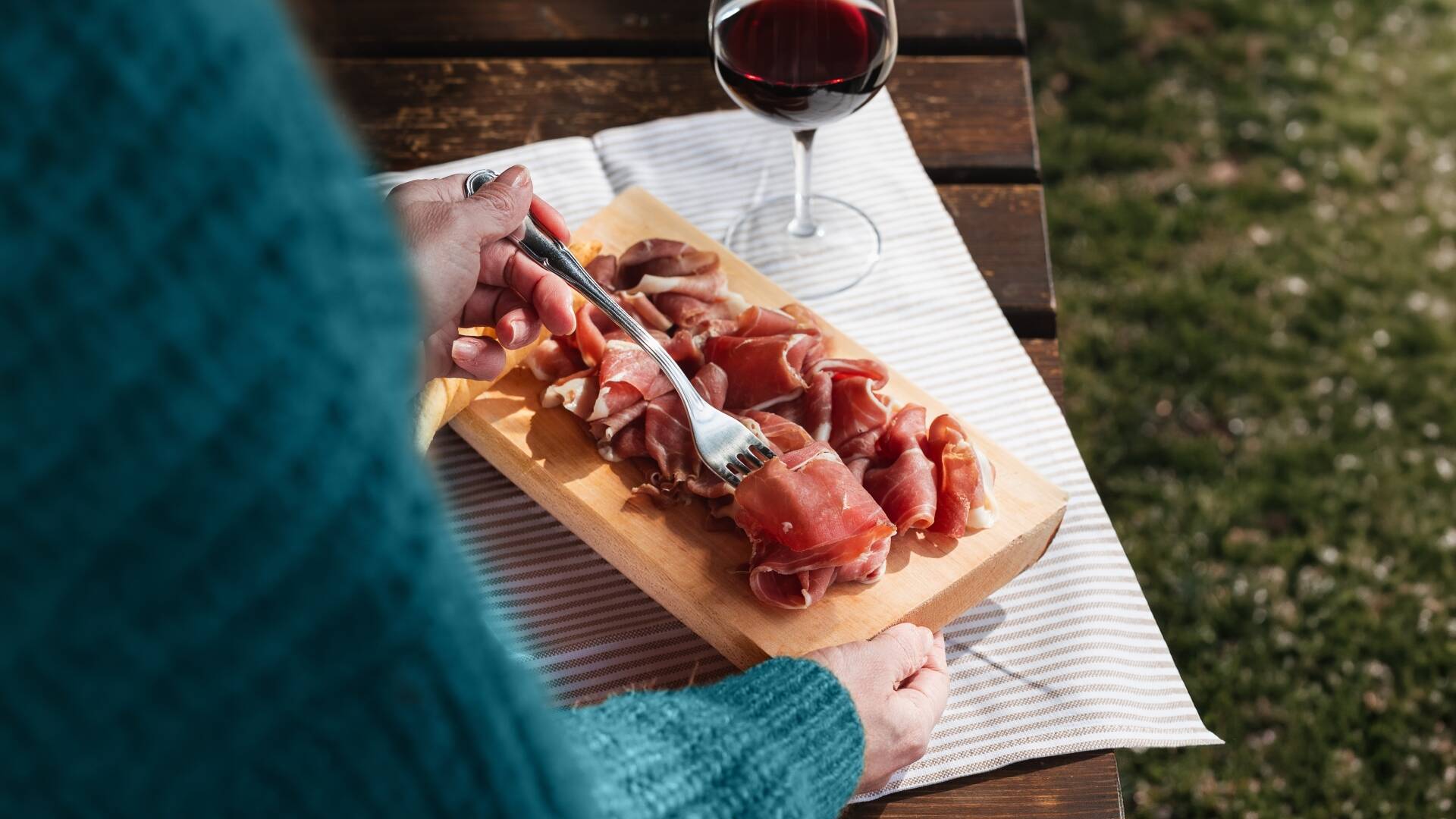 Discover local culinary routes dedicated to Parma ham and wine, porcini mushrooms and Culatello di Zibello.