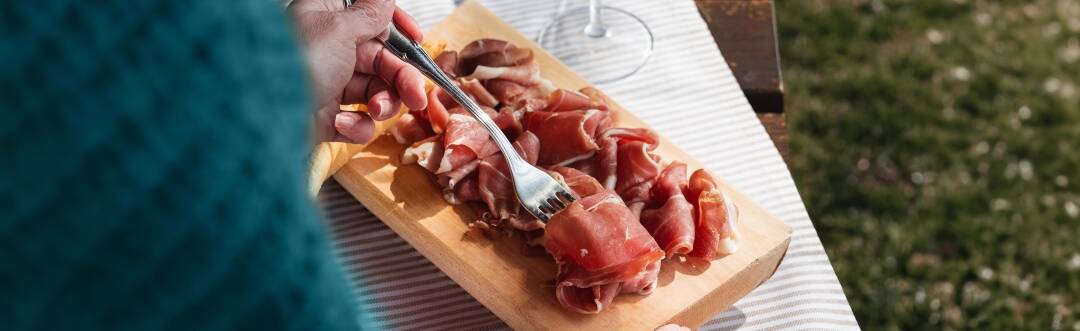 Discover local culinary routes dedicated to Parma ham and wine, porcini mushrooms and Culatello di Zibello.