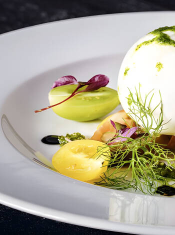 Hotellets restaurang är en höjdpunkt och serverar färska, lokala rätter, inklusive ingredienser från deras ekologiska Lindhof-gård.
