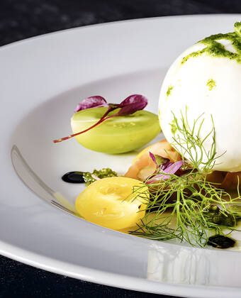 Hotellets restaurang är en höjdpunkt och serverar färska, lokala rätter, inklusive ingredienser från deras ekologiska Lindhof-gård.