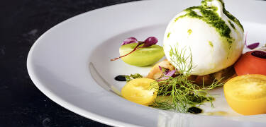 Ein Highlight ist das Restaurant des Hotels, in dem frische, regionale Gerichte serviert werden, unter anderem mit Zutaten vom eigenen Bio-Bauernhof Lindhof.