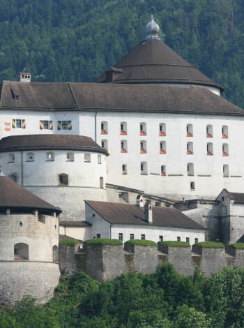 Ein kurzer Spaziergang vom Hotel aus führt zur historischen Festung Kufstein, die einen Panoramablick und einen Einblick in die Vergangenheit der Region bietet.