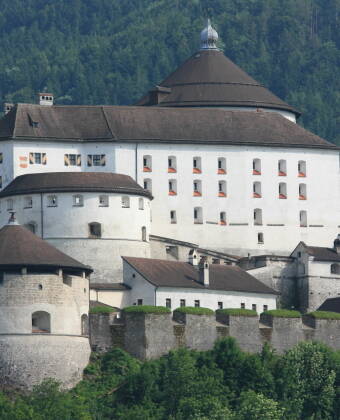 Ein kurzer Spaziergang vom Hotel aus führt zur historischen Festung Kufstein, die einen Panoramablick und einen Einblick in die Vergangenheit der Region bietet.