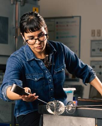 Bevittna konsten att tillverka glas i Riedels glasfabrik.