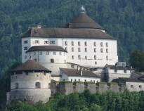 En kort gåtur fra hotellet fører til den historiske Kufstein fæstning, der giver panoramaudsigt og et glimt af regionens fortid.