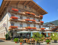 Die gemütliche Hotelterrasse befindet sich am Dorfplatz und lädt im Sommer zum Verweilen ein.