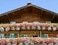 Eine Augenweide: Alte Bauernhäuser im Brixental, die mit üppiger Blumenpracht geschmückt werden.