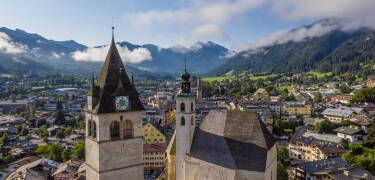 Det berømte sportsstedet Kitzbühel ligger bare noen få minutter fra hotellet.