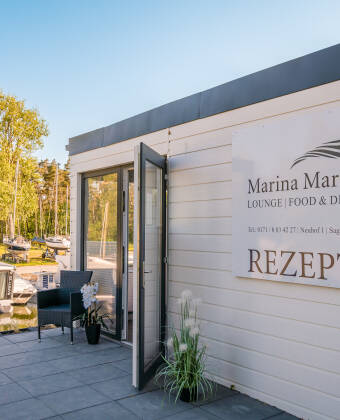 Der von Natur umgebene Yachthafen Martinshafen ist ideal für einen ruhigen Inselurlaub.