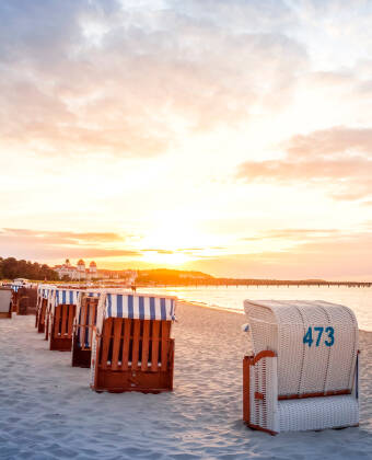 Entspannen Sie sich am Privatstrand des Hotels oder besuchen Sie den nahe gelegenen Lietzow-Strand.