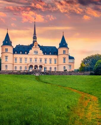 Besuchen Sie das Schloss Ralswiek oder tauchen Sie im Kreidemuseum Gummanz in die Geschichte ein.