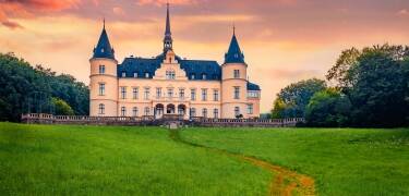 Besuchen Sie das Schloss Ralswiek oder tauchen Sie im Kreidemuseum Gummanz in die Geschichte ein.