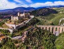 Entdecken Sie Spoletos berühmte Rocca Albornoziana und die Ponte delle Torri, die beide nur einen kurzen Spaziergang vom Hotel entfernt sind.