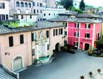 Das Hotel Charleston liegt im Herzen von Spoleto und ist der perfekte Ort, um dieses versteckte Juwel zu erleben.