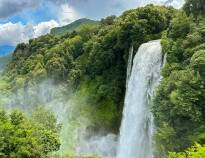 In der Nähe von Spoleto, in Terni, können Sie die Marmore-Wasserfälle besuchen, den größten künstlichen Wasserfall der Welt.