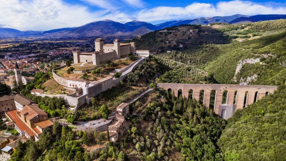 Entdecken Sie Spoletos berühmte Rocca Albornoziana und die Ponte delle Torri, die beide nur einen kurzen Spaziergang vom Hotel entfernt sind.