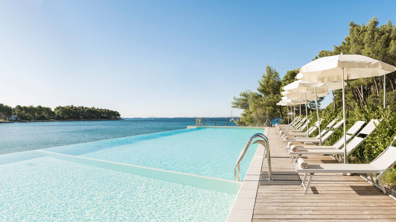 Koppla av i den vackra infinitypoolen, som erbjuder panoramautsikt över Adriatiska havet.