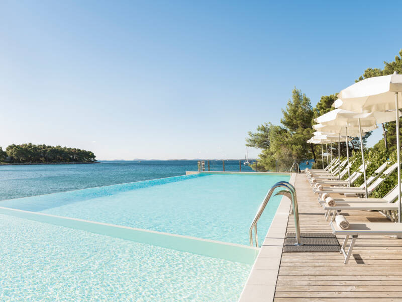 Koppla av i den vackra infinitypoolen, som erbjuder panoramautsikt över Adriatiska havet.