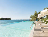 Entspannen Sie im wunderschönen Infinity-Pool mit Panoramablick auf die Adria.