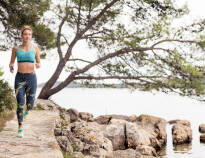 Bleiben Sie aktiv mit Tennis, Volleyball, Wassersport und malerischen Joggingpfaden rund um das Resort.