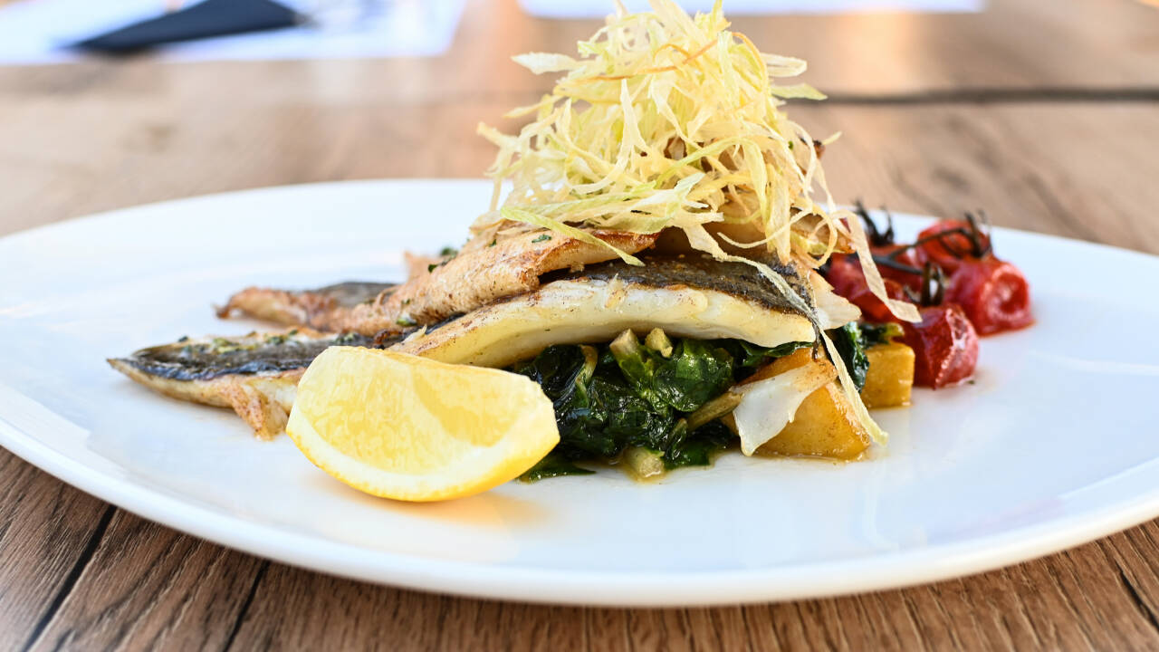 Njut av fÀrska, lokalt inspirerade rÀtter med en modern twist pÄ resortens restauranger.