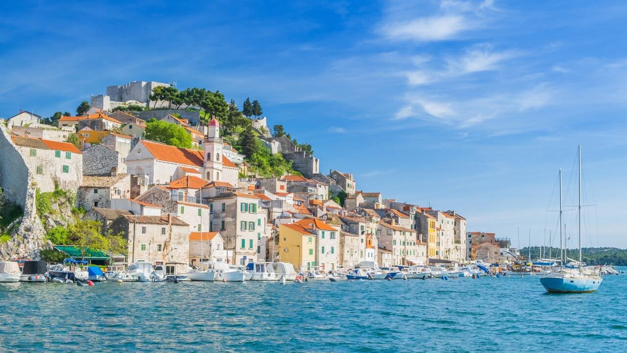 Utforska den rika historien och charmen i Sibenik och Zadar, bÄda bara en kort bilresa bort.