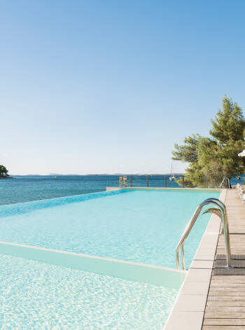 Koppla av i den vackra infinitypoolen, som erbjuder panoramautsikt över Adriatiska havet.