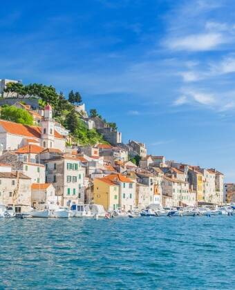 Utforsk den rike historien og sjarmen til Šibenik og Zadar, begge bare en kort kjøretur unna.