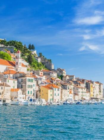 Utforska den rika historien och charmen i Sibenik och Zadar, båda bara en kort bilresa bort.