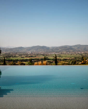 Entspannen Sie sich im Salzwasser-Infinity-Pool mit Hydromassagefunktionen.