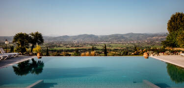 Slapp av i evighetsbassenget med saltvann og hydromassasjefunksjoner.