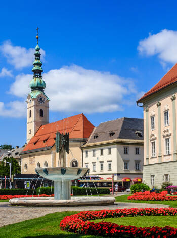 Bei einem Stadtrundgang durch Klagenfurt können Sie die historischen Sehenswürdigkeiten, Cafés und einzigartigen Geschäfte in der Altstadt erkunden.