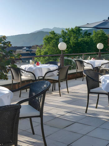 Von der Dachterrasse und dem Sonnendeck des Hotels genießen Sie einen atemberaubenden Panoramablick.