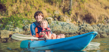 Her kan du prøve deg på ulike utendørs- og vannsporter, fra fotturer og sykling til kanopadling på Wörthersee.