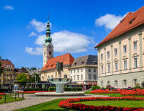 Bei einem Stadtrundgang durch Klagenfurt können Sie die historischen Sehenswürdigkeiten, Cafés und einzigartigen Geschäfte in der Altstadt erkunden.