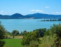 Nyd den fantastiske udsigt over Trasimenosøen fra Hotel Cavalieris maleriske omgivelser.