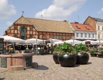 Besuchen Sie Lilla Torg, bekannt für seine lebhaften Restaurants und charmanten Terrassen.