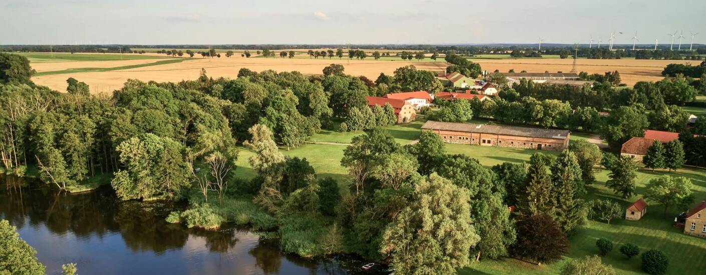 Entspannen Sie im kleinen, eleganten Gutshaus-Hotel an der Peene.