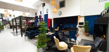 Hotell Kvarntorget, ett familjeägt hotell som erbjuder en varm och välkomnande atmosfär för alla gäster.