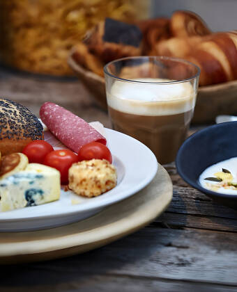 Beginnen Sie den Tag mit einem reichhaltigen Bio-Frühstück mit frischem Brot, Käse und Aufschnitt.
