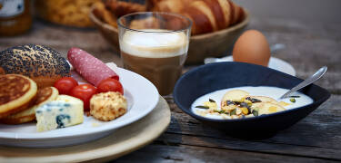 Start dagen med en rigelig økologisk morgenmad med frisk brød, oste og pålæg.